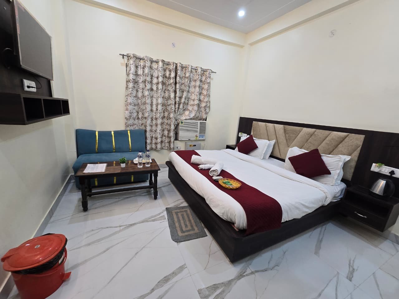 Roomshala Nandan Residency - Near Ram Mandir Ayodhya Dham with Parking